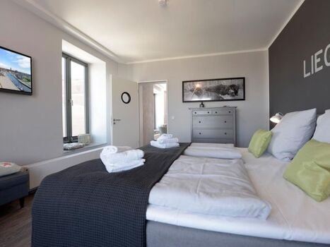 Schlafzimmer mit 2. TV und Leseecke.