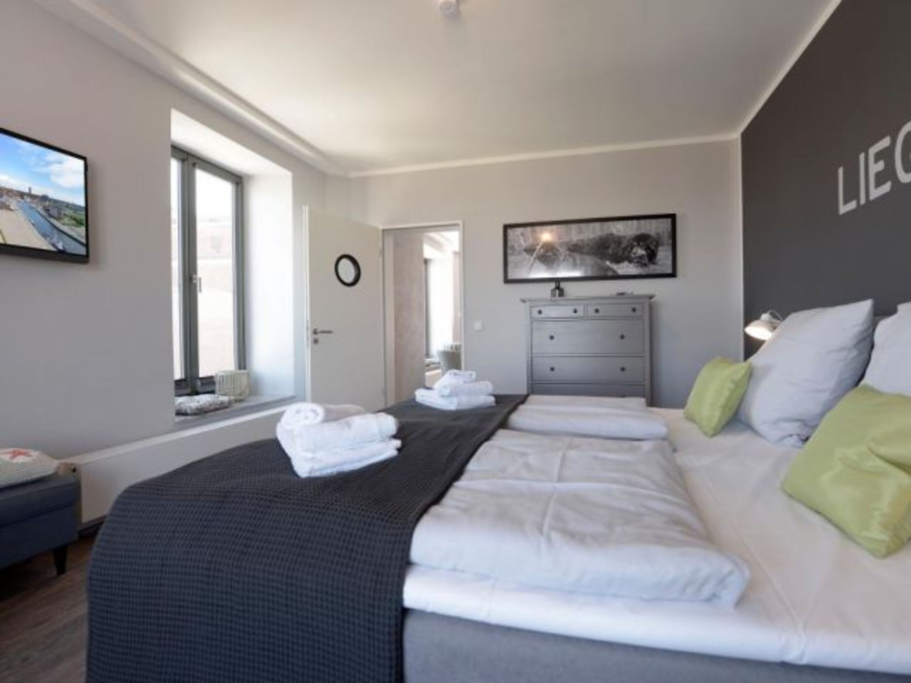 Schlafzimmer mit 2. TV und Leseecke.