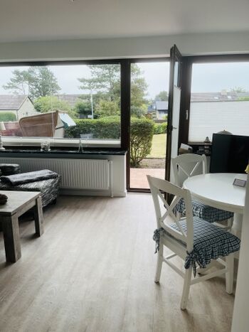 Wohnzimmer mit Ausgang auf die Terrasse