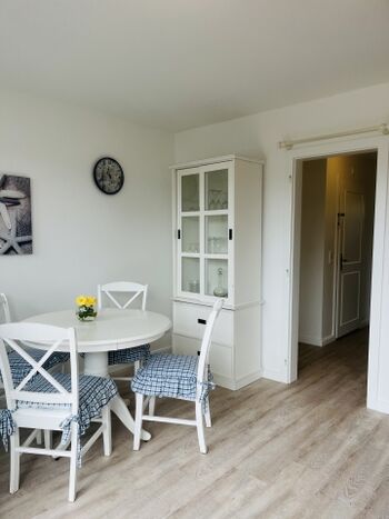 Esstisch mit Blick zum Flur