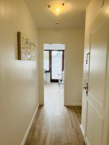 Flur mit Blick zum Wohnzimmer und Eingang