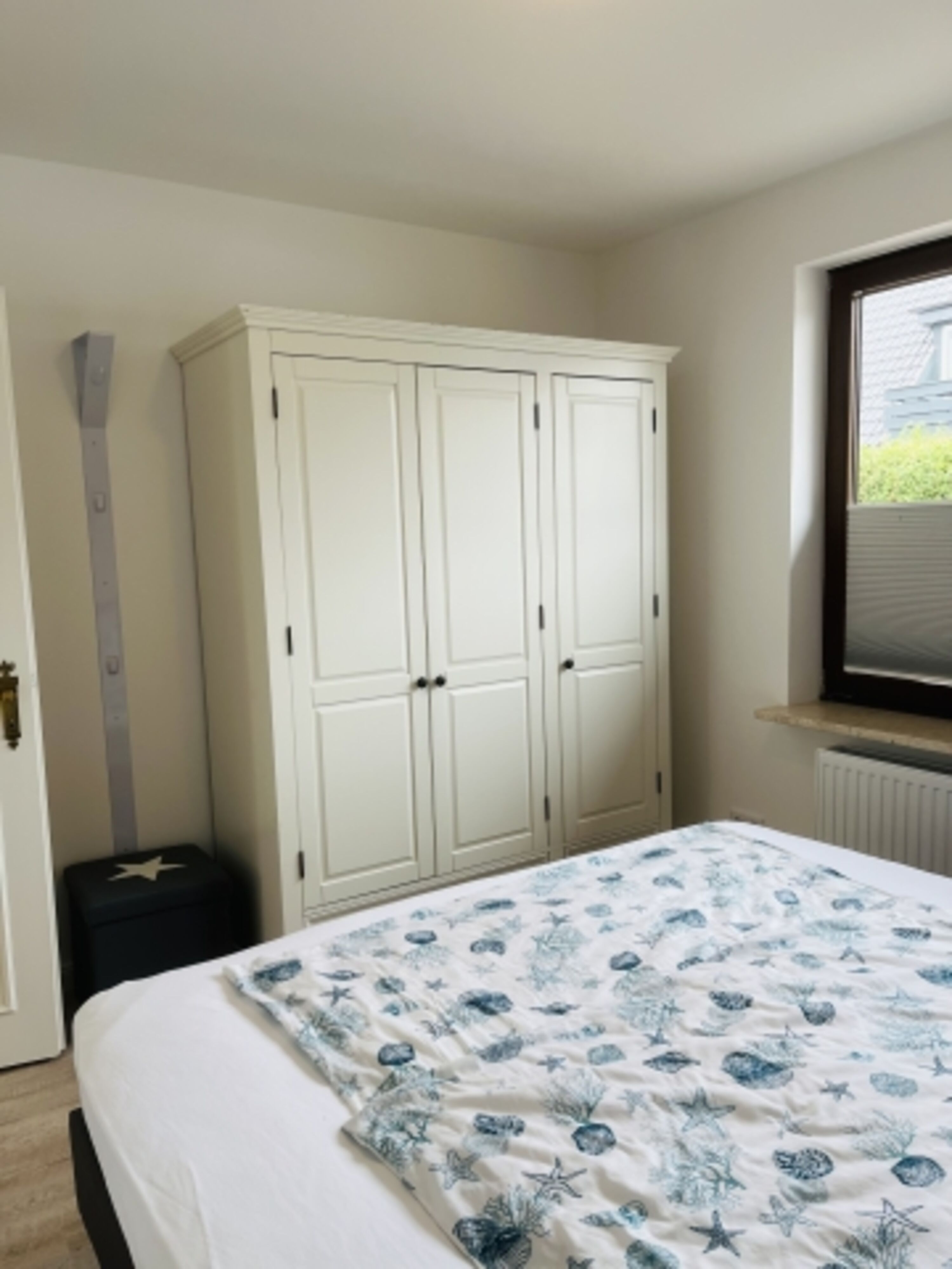 Schlafzimmer mit Kleiderschrank