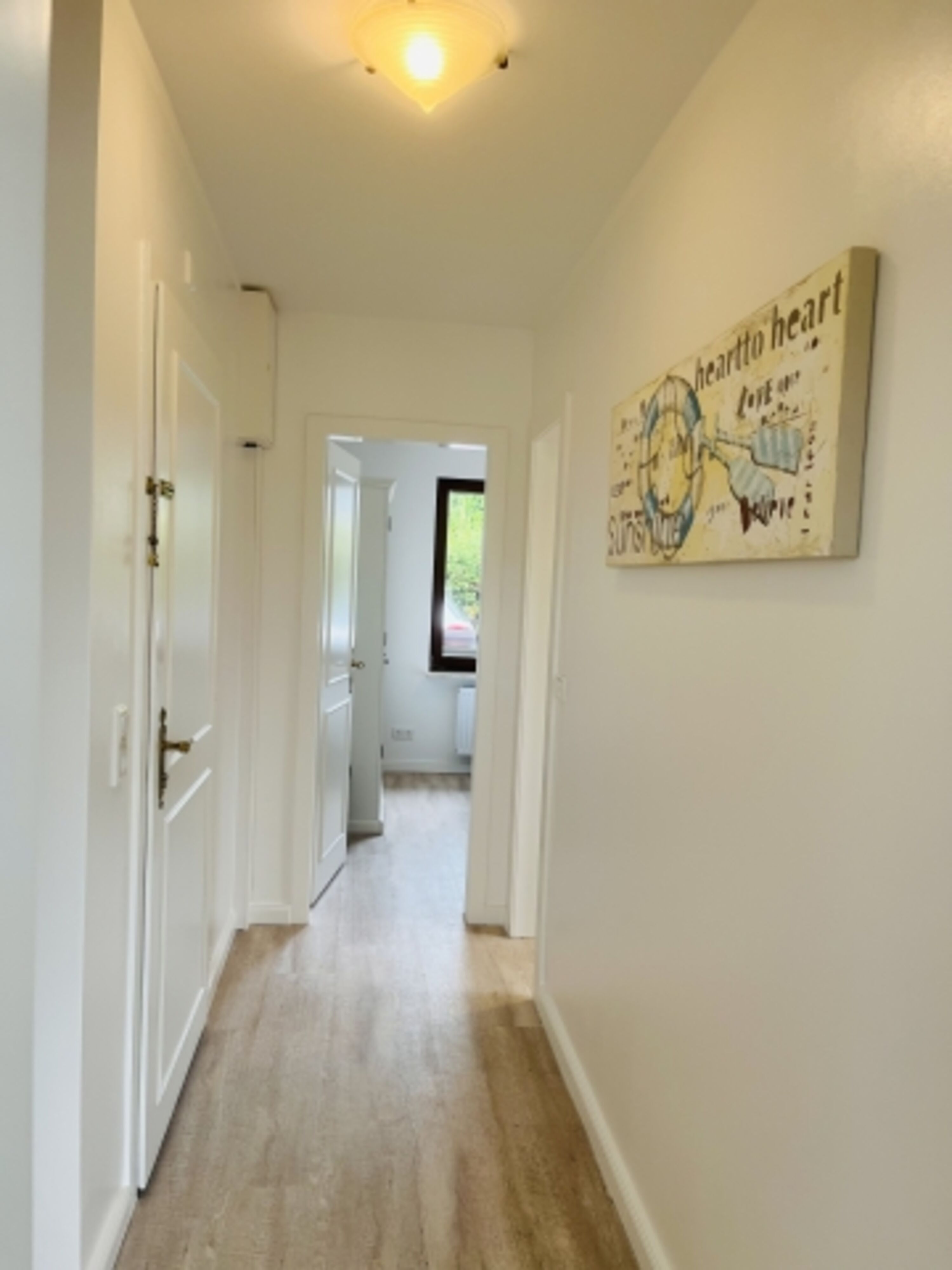 Flur mit Blick zum Eingang,Schlafzimmer und Bad