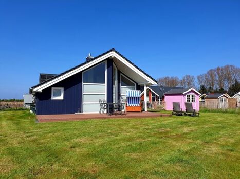 großer Garten mit Strandkorb