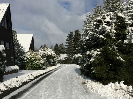 verschneites Feriendorf