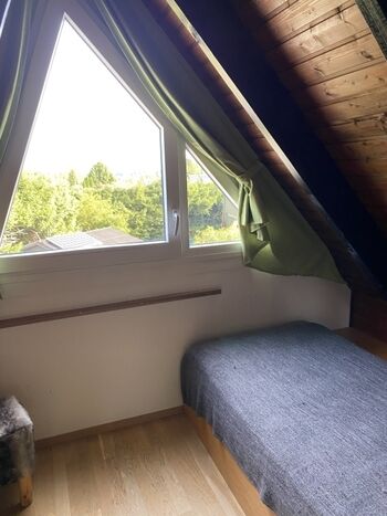 kleines Schlafzimmer mit Einzelbett 100/200