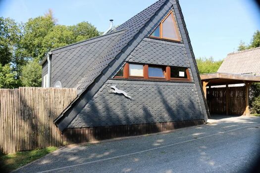  2 Stellplätze, davon 1 Carport