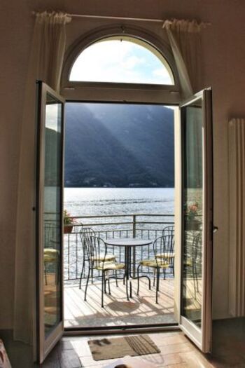 Wunderschoene Privat terasse mit weitem Seeblick