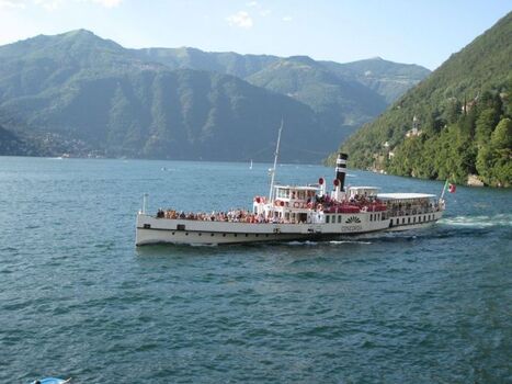 Die Faehre faehrt vorbei