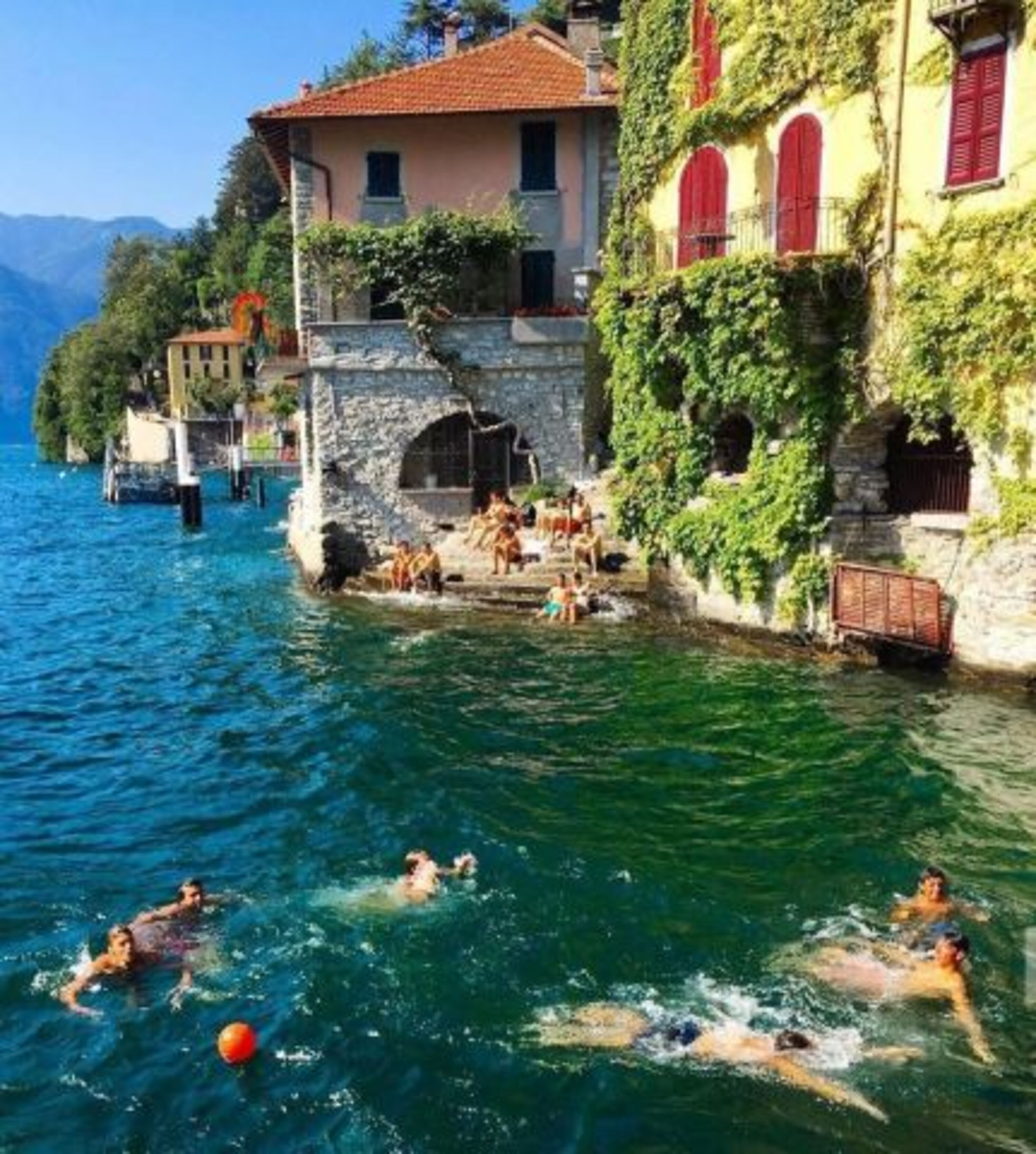 Schwimmen beim Wassefall in Nesso