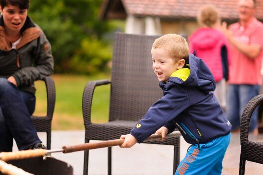 Gemeinsames Stockbrotbacken