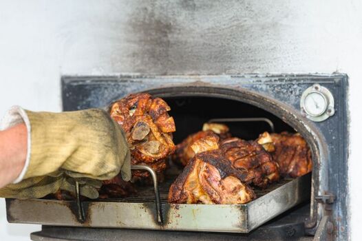 Gemeinsames Essen aus dem Steinbackofen