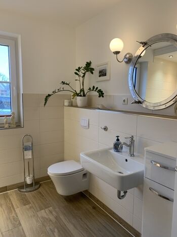 kleines Bad im Erdgeschoss mit ebenerdiger Dusche