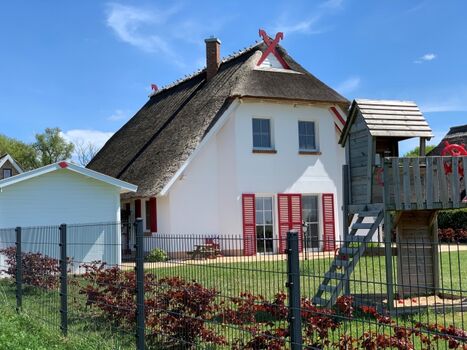 komplett eingezäuntes Grundstück mit kleinem Spielplatz für die "Lütten"