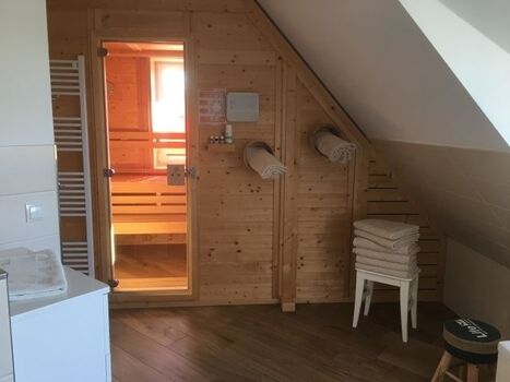 finnische Sauna mit Tageslicht im Bad im Dachgeschoss