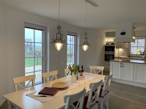 großzügiger, heller Koch - und Essbereich