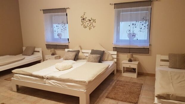 2. Schlafzimmer mit 1 Doppelbett, 2 Einzelbetten, TV, Schrank