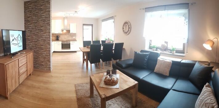 Wohn-Ess-Bereich mit angrenzender Küche