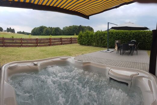 beheizter Hotspring Außenwhirlpool zur Alleinnutzung