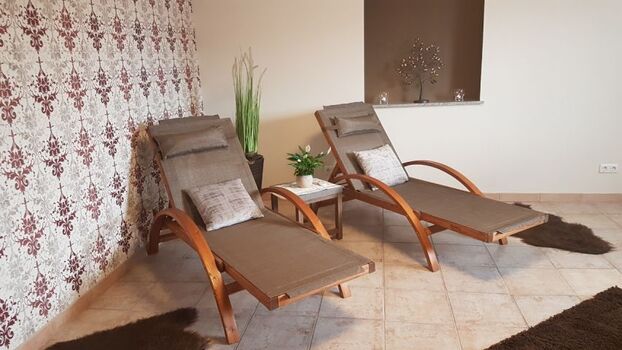 Wellness-Raum mit finnischer Sauna, 2 Saunaliegen, Dampfdusche mit Whirlpoolbadewanne