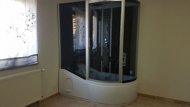 Wellness-Raum mit finnischer Sauna, 2 Saunaliegen, Dampfdusche mit Whirlpoolbadewanne