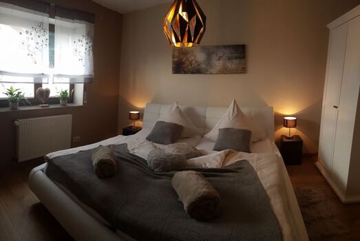 1. Schlafzimmer mit Doppelbett und Schrank