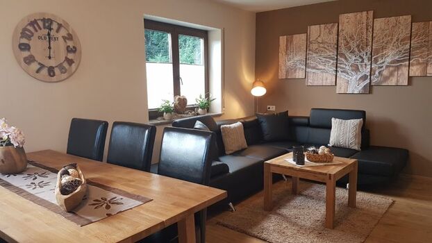 Wohn-Ess-Bereich mit TV