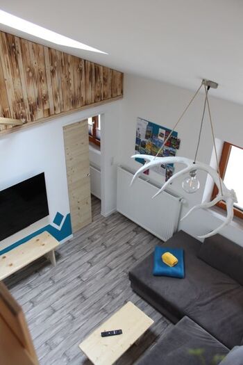 Blick von der Galerie auf das Wohnzimmer