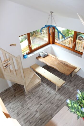 Blick aus der Galerie auf den Essbereich