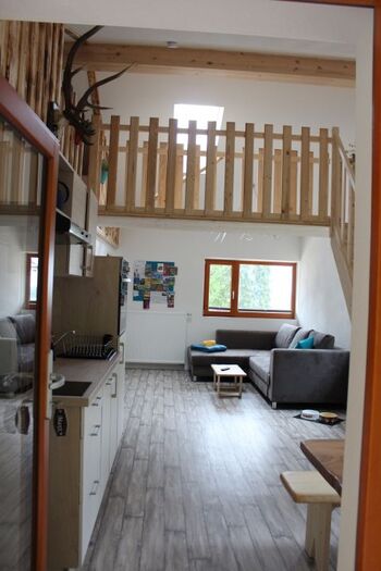 Die helle Wohnküche lädt zum Verweilen ein