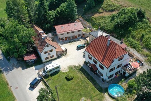 Blick auf den großen Hof mit Hundepool und Ruheterrasse