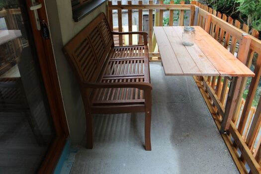 Der eingezäunte Ostbalkon lädt zum Frühstücken ein!!!