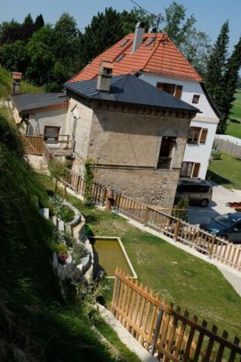 Ein kleines Quellwasser-Tretbecken sorgt auch auf der Hangterrasse für Abkühlung