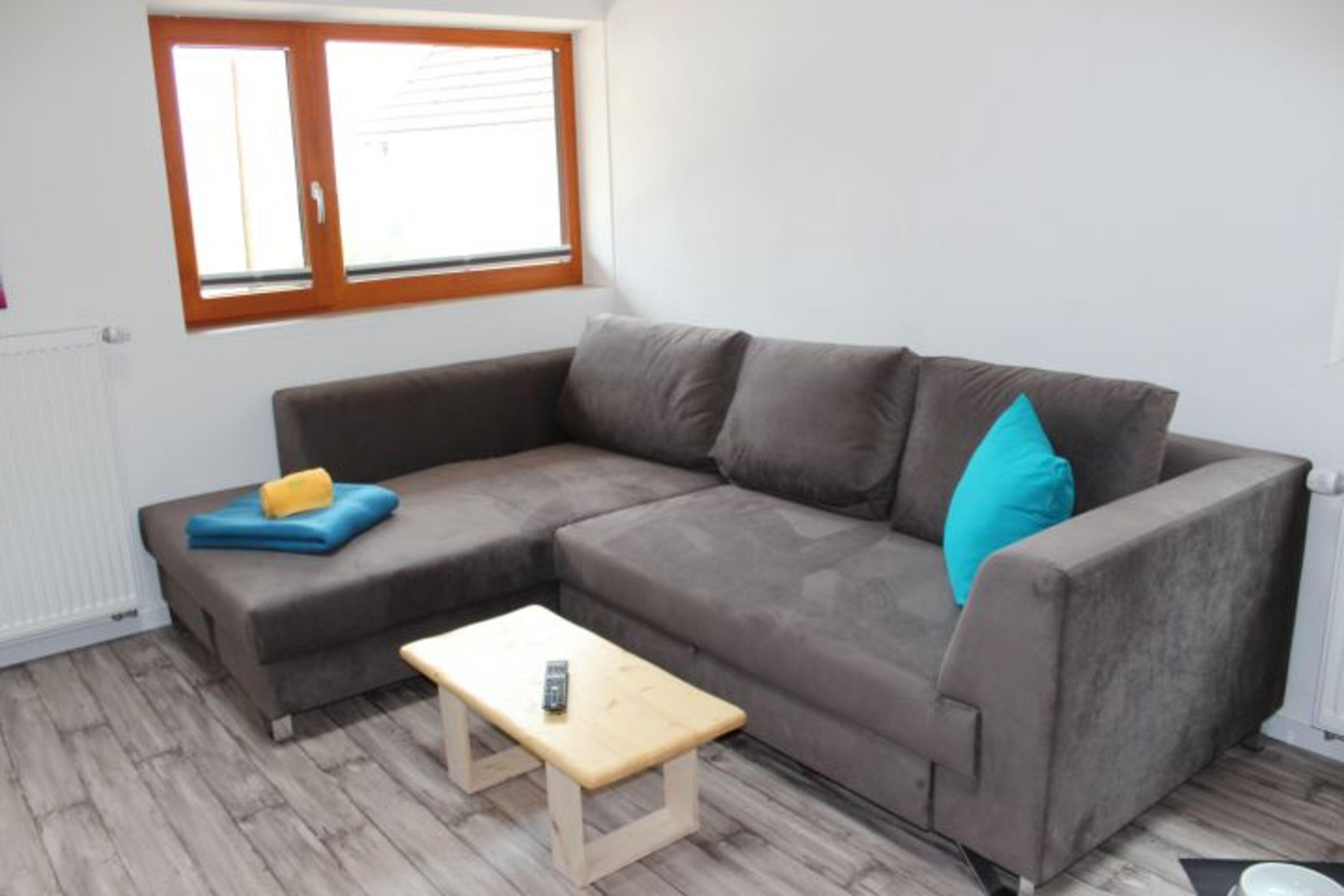 Das Sofa lässt sich kinderleicht zu einem Bett ausziehen