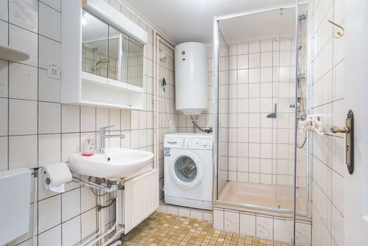 Badzimmer mit Dusche und Waschmaschine
