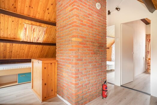 Einzelbett mit Schubladen