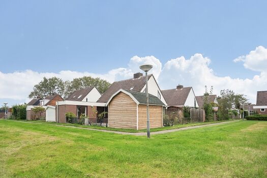 Ferieneckhaus mit Spielwiese rundherum