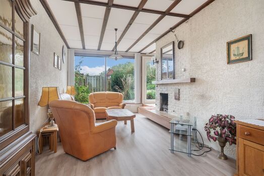 Behagliches Wohnzimmer mit Blick Richtung Garten und Spielwiese