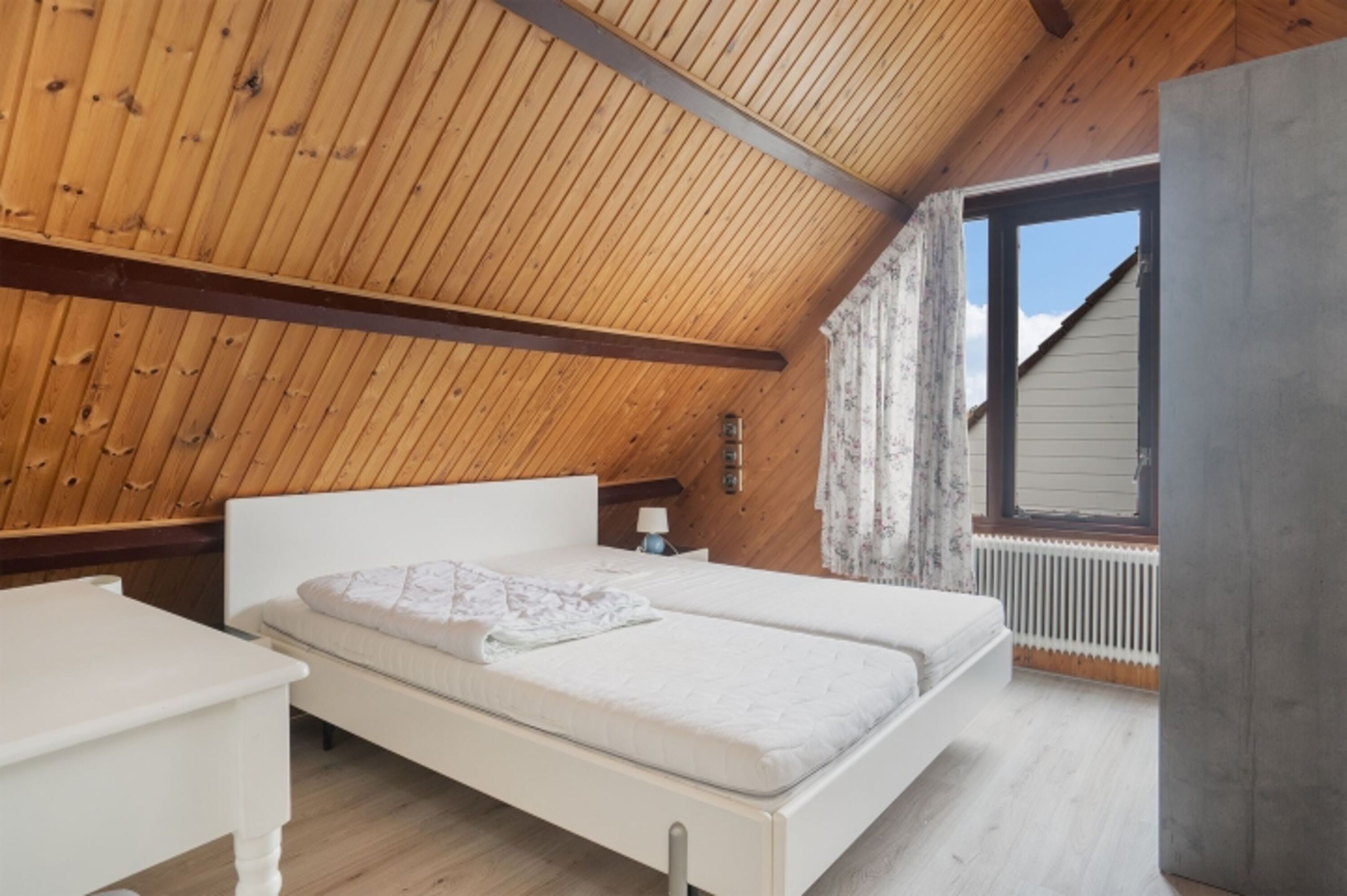 Schlafzimmer mit Doppelbett im Obergeschoss