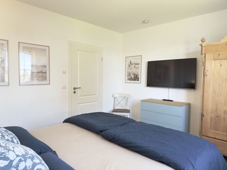Schlafzimmer im EG mit großem Fernseher