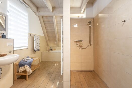 Bad im OG mit Dusche und Badewanne