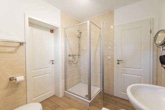 Bad im EG mit Dusche und Waschmaschine