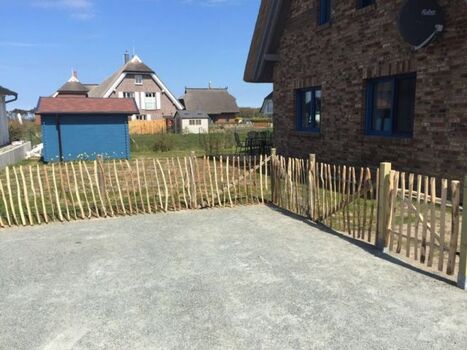 Das Grundstück ist komplett umzäunt 