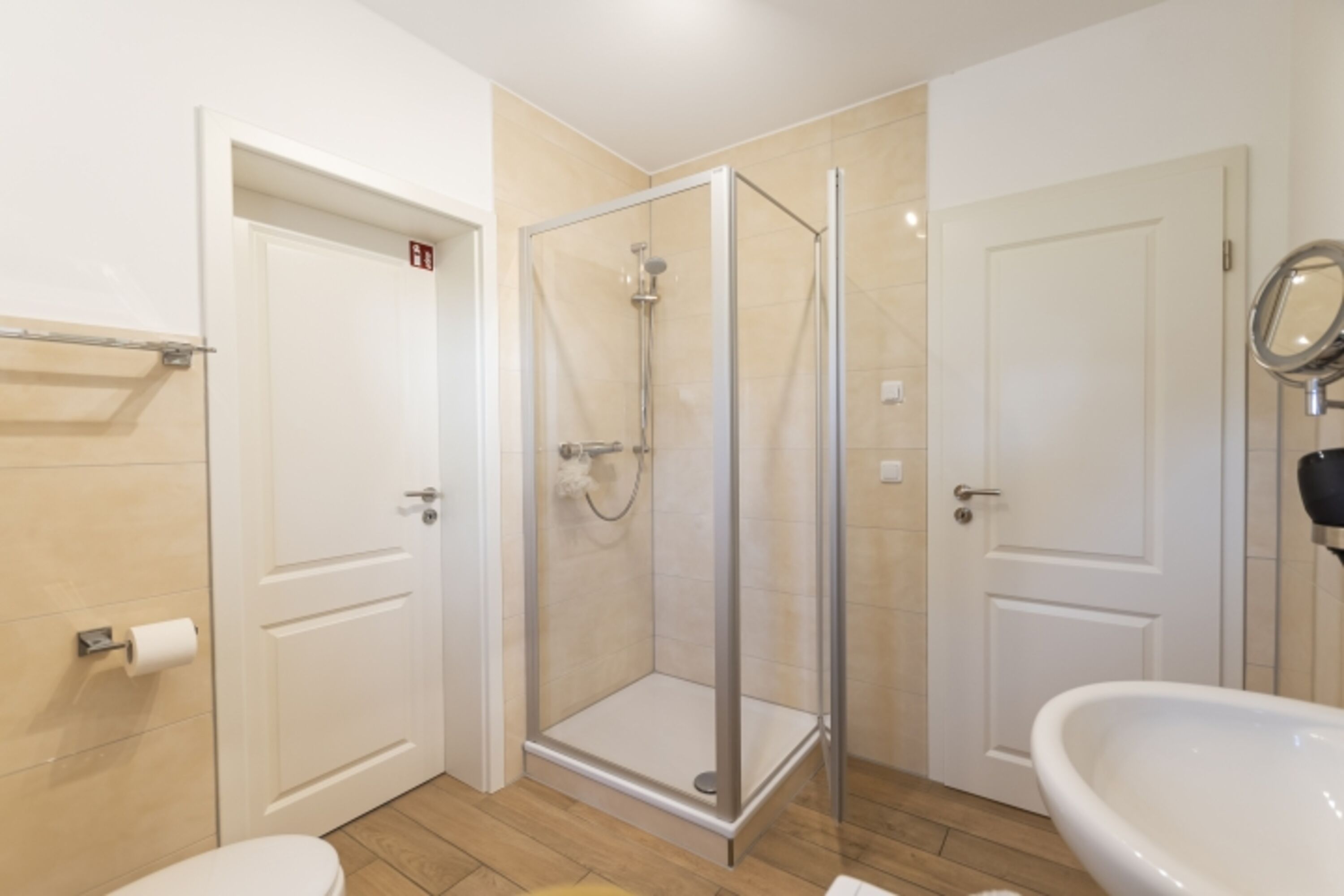 Bad im EG mit Dusche und Waschmaschine