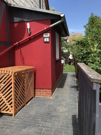 Blick von der Strasse auf das Grundstück 