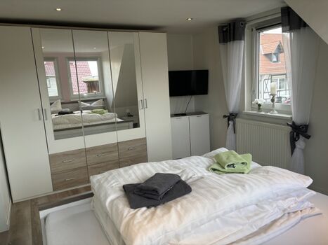 2. Schlafzimmer mit TV