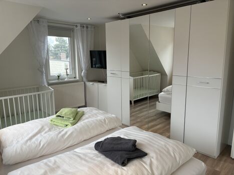 Große Schlafzimmer mit TV