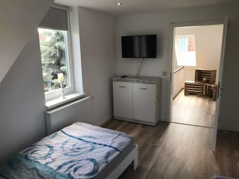 3. Schlafzimmer mit TV