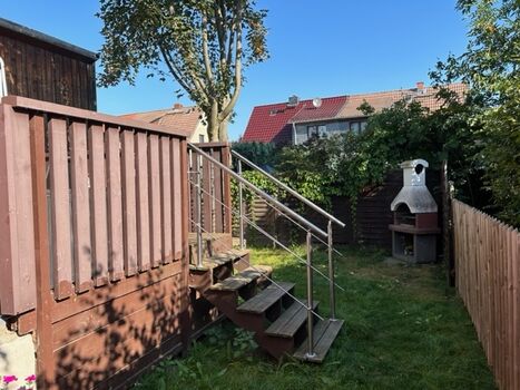 Blick vom Hauseingang in den Garten (Zaun 1,40 mit dahinterliegender Hecke von 2m