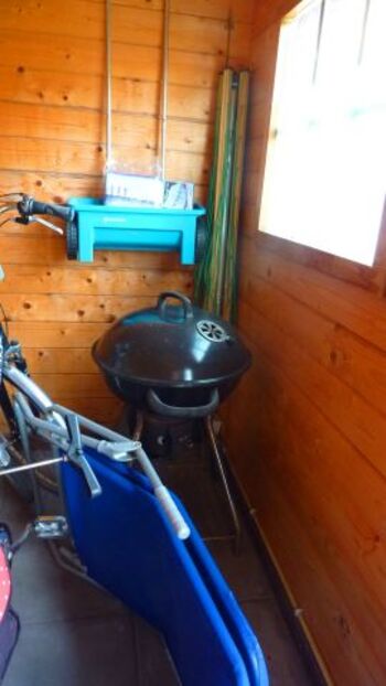 Kugelgrill im Gartenhaus